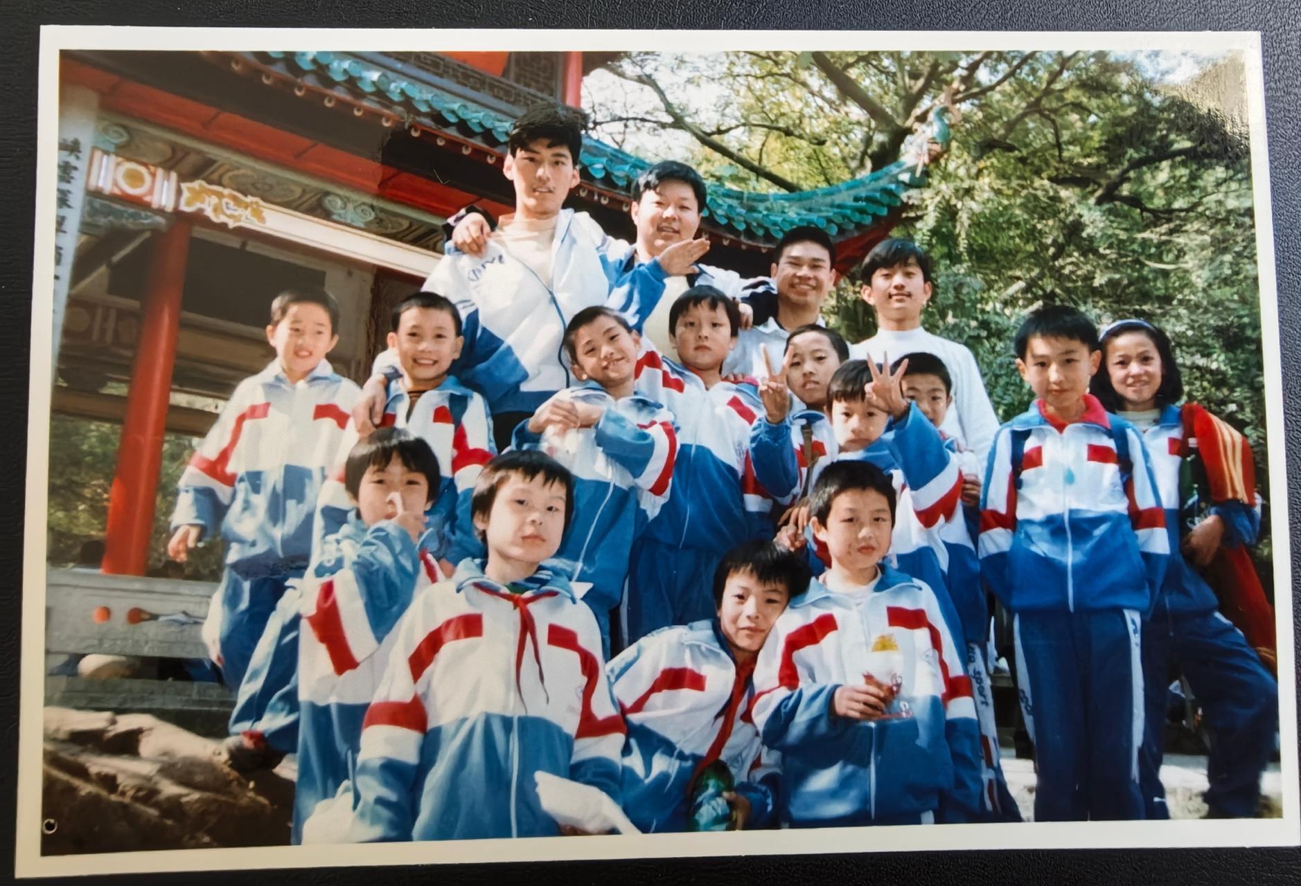 世俱杯-1997爱晚亭前的邂逅，2024微信群里的重逢：一张照片找到16人，还差你！